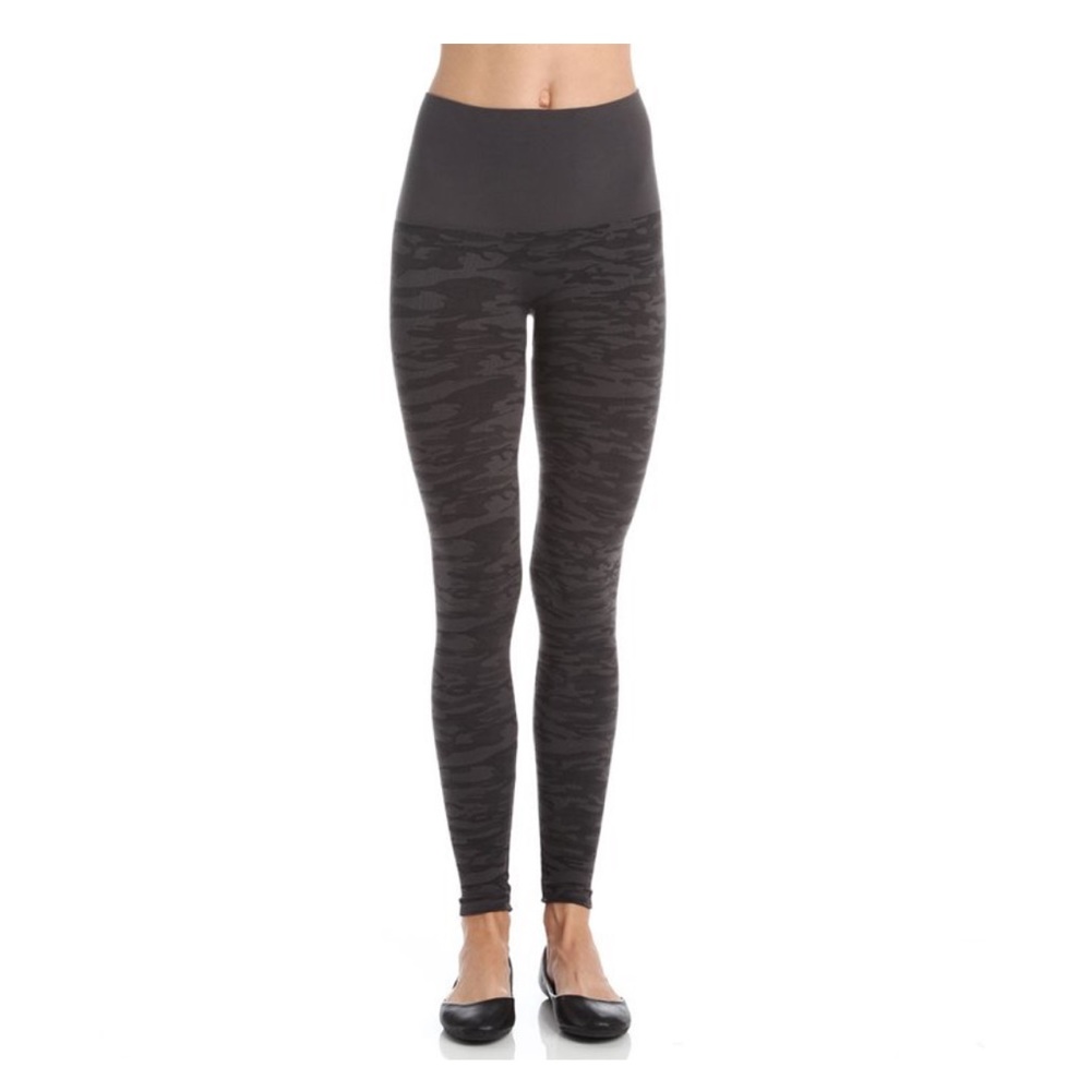 Assets by Spanx Camo Seamless Leggings (FL4715) Size Medium EUC